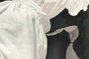 清颜颜子黑色写真精美合集：与她一起领略优雅与力量的完美结合.txt