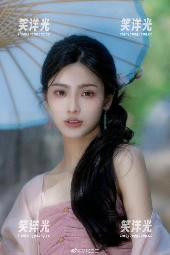 物恋传媒 - 从佳琪的双马尾写真美图中，寻找到少女时代的那份纯真与梦幻！.txt