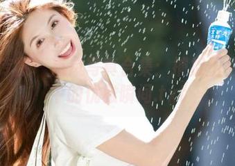 物恋传媒 – 岚岚写真合集：捕捉玉兰花开中的优雅瞬间.txt