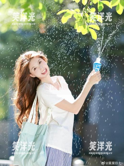 物恋传媒 - 岚岚写真合集：捕捉玉兰花开中的优雅瞬间.txt