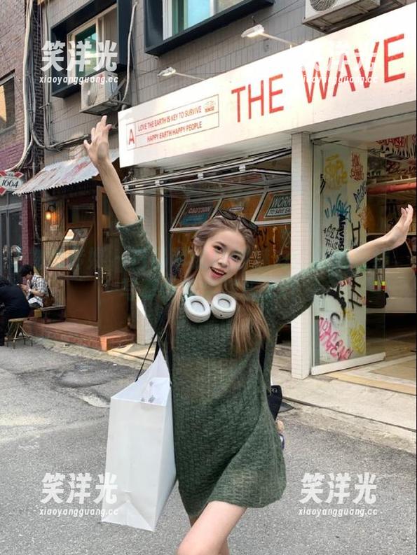 物恋传媒 - 白吊带船袜的魅力：泡泡在线写真合集全解析.txt