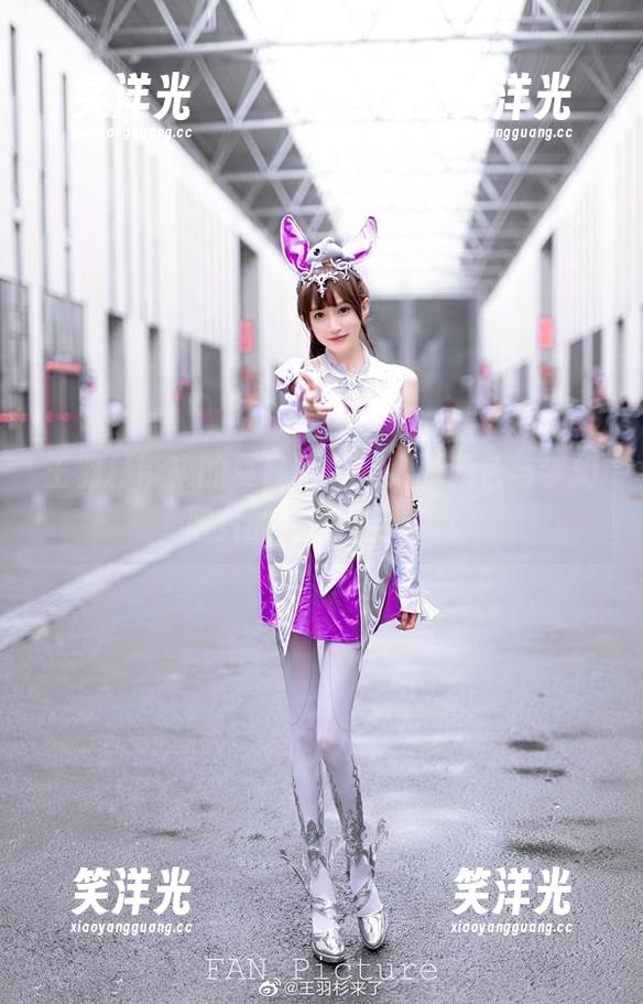 王羽杉带来的夏日写真，绚丽颜色与梦幻照片的完美结合.txt