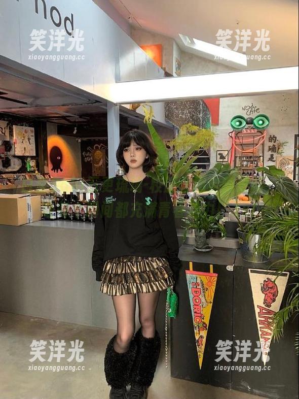 白金Saki五更琉璃-校服套图全新更新，让每个瞬间都充满青春活力！.txt
