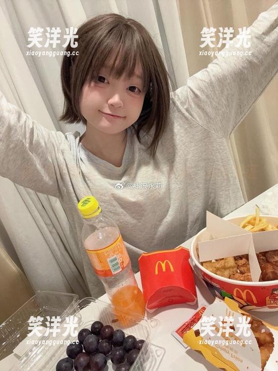 神沢永莉黑色写真集最新更新，让你见证我的自黑时刻！.txt