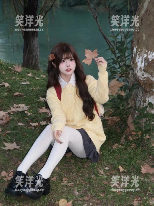 秀人网 - 周慕汐在猩红睡衣与黑丝的完美诠释，原图让你感受她的独特魅力与风情.txt