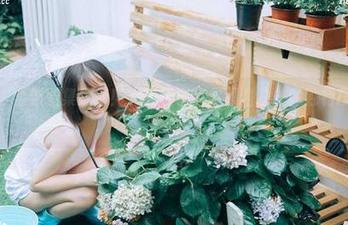 秀人网 – 全新图集更新！大美媚京带你领略灰丝的独特摄影风格.txt