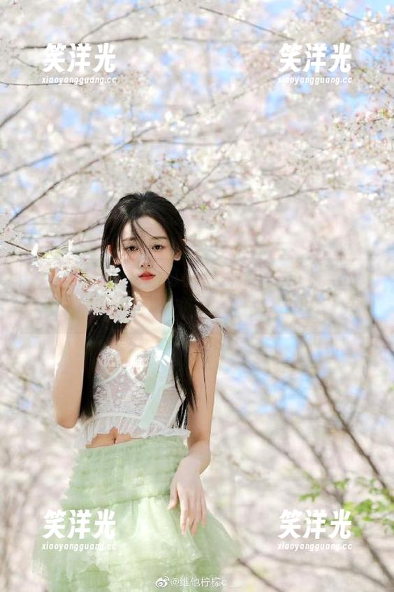 秀人网-安然 秀人网 - 从安然的小秘书看写真壁纸,捕捉每一个动人的瞬间.txt