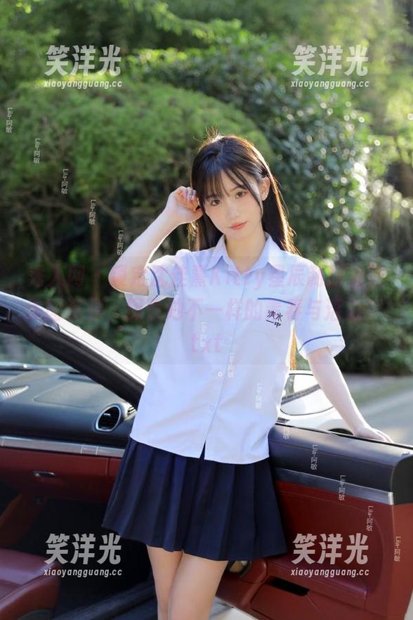秀人网 - 锁定沈佳熹Kitty星辰制服系列美图资源，探索她不一样的青春与活力！.txt