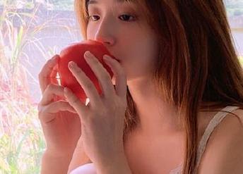 秀人网 – 涵涵Luna最新力作曝光：裤里丝图包，让你感受写真艺术的无限可能！.txt