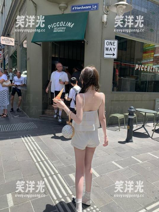 秀人网 - 龙雪儿红裙套图：穿上它我仿佛成了不一样的人，尽管只有几分钟.txt