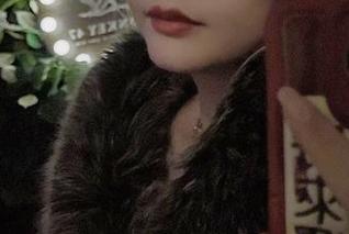 漫步秋天，穿上黄色连衣裙：来看秋和柯基的原图与图包吧！.txt