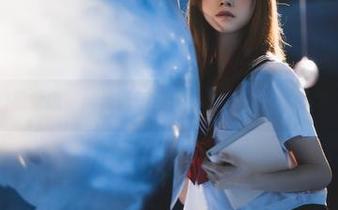 绮太郎的视觉盛宴：浅蓝运动服女孩写真照片带你畅游.txt