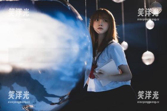 绮太郎的视觉盛宴：浅蓝运动服女孩写真照片带你畅游.txt