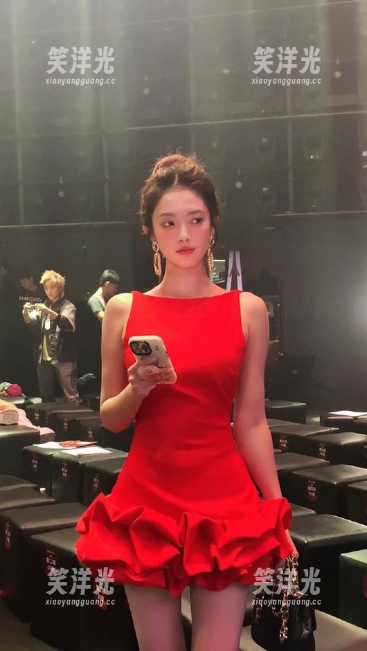 美媛馆-小魔女奈奈 美媛馆 - 小魔女奈奈的定制写真,秘书的魅力与日俱增!.txt