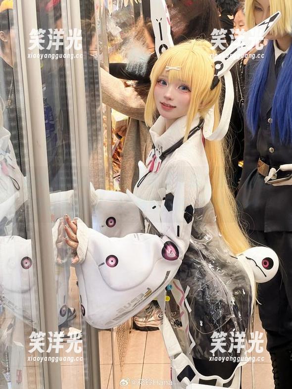 花铃Hana学姐最新写真来袭，穿越幻想世界的精美COS造型尽在其中！.txt