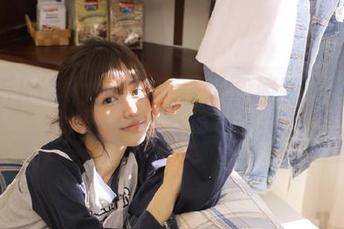 蓝小沂KiKi女友写真合集：原图带你领略她的时尚与风采.txt