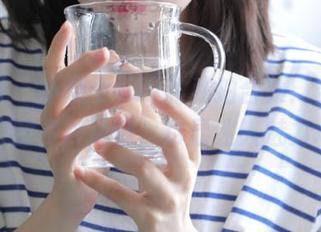 蜜桃社 – 小魔女lily的私拍合集：空姐角色中的多种风情，尽显迷人魅力.txt