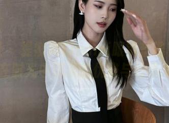 蜜桃社 – 缇娜美Tinami眼镜精选写真集：在时光中流淌的优雅与性感.txt