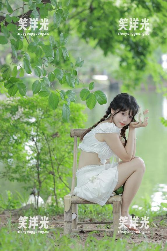 袜啵啵 - 小甜豆短裙写真原图，捕捉每一个轻盈的跳动瞬间.txt