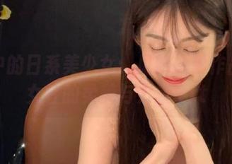 原图中的日系美少女：见新摄影作品展示女性的柔美与力量.txt