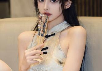 语画界 – 言沫眼镜OL制服写真精选，突破职场风格的极致作品集.txt