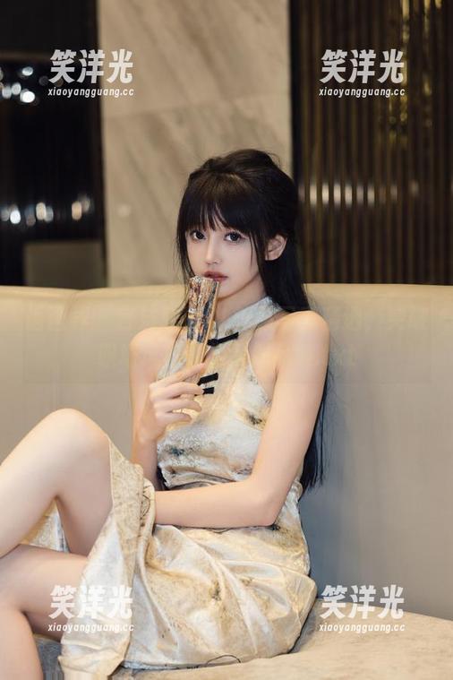 语画界 - 言沫眼镜OL制服写真精选，突破职场风格的极致作品集.txt