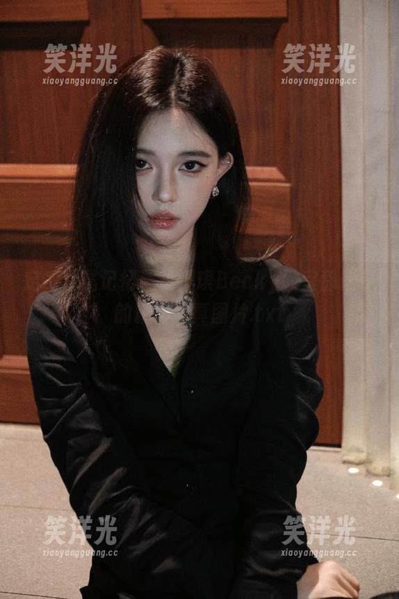 定制专属记忆：贝贝琪Becky教室静谧中的精彩写真图片.txt
