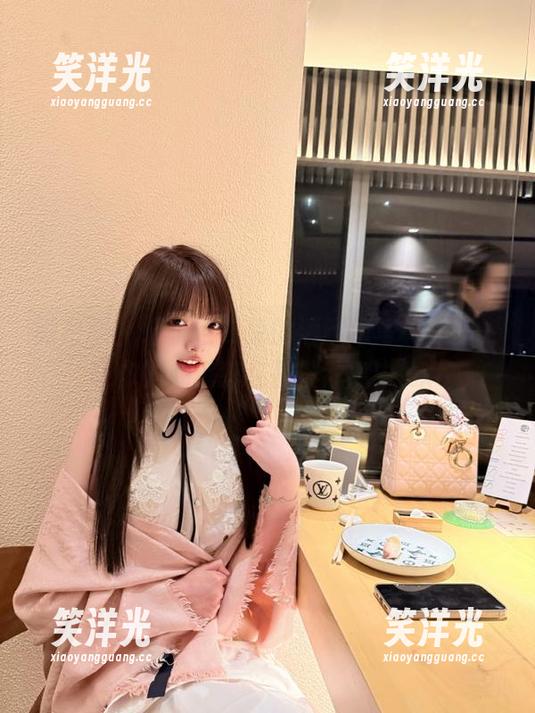 微密圈 - 轩子巨二兔的酒红色写真原图，让你的心沉醉在那份迷离中.txt