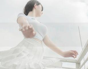 观看阿薰kaOri的《油亮》写真，沉浸在她对于光线与影调的独特理解.txt