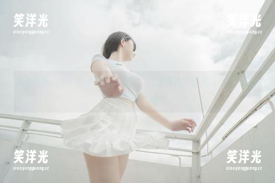 观看阿薰kaOri的《油亮》写真，沉浸在她对于光线与影调的独特理解.txt