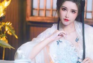 跟随鹿八岁baby走入COS世界，探索她与“凶凶年兽”的美丽写真照片之旅.txt